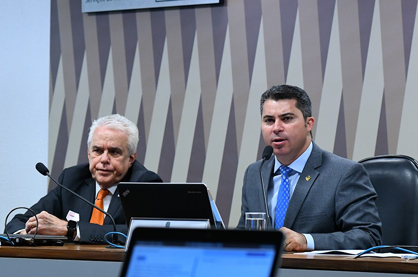 Roberto Castello Branco e o presidente da Comissão de Infraestrutura, Marcos Rogério