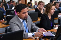 CCJ aprova aumento de pena para quem estimula fenômenos como o ‘jogo da baleia azul’