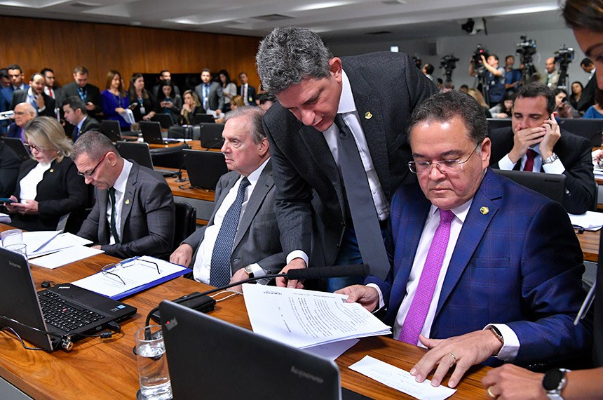 Relator da reforma tributária, senador Roberto Rocha (D, ao lado de Rogério Carvalho e Tasso Jereissati), acatou sugestões de nomes para audiências públicas