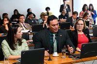 Comissão aprova saque do FGTS para educação e cirurgias