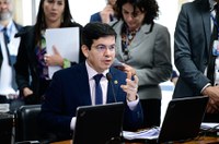 Apresentado relatório de PEC que impede embaixadores não diplomatas