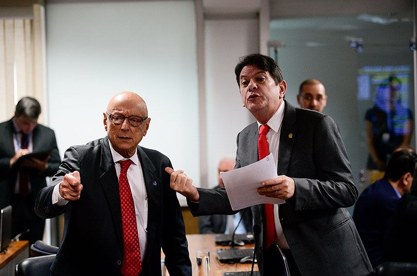 Senador Cid Gomes (à esq.) é o relator do projeto que o senador Esperidião Amin apresentou em 2011, quando deputado, para que pequenas empresas possam oferecer garantias quando forem solicitar créditos