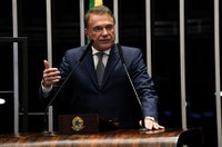 Alvaro Dias sugere que Bolsonaro vete projeto de abuso de autoridade