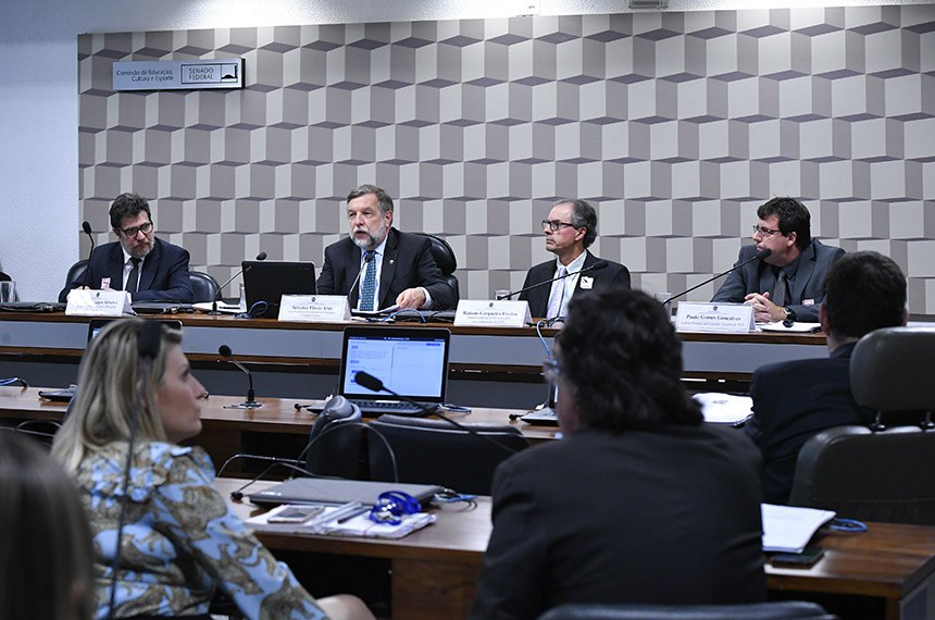 O senador Flávio Arns (gravata azul) foi requerente da audiência e conduziu a reuniãio. O parlamentar e especialistas defenderam mais recursos para a principal fonte de financiamento da educação básica no país