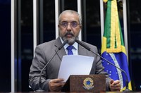 Paim denuncia falta de pagamento de salários de professores no RS