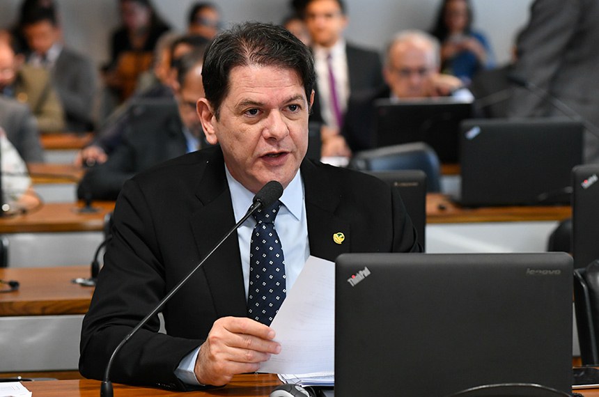 Comiss&atilde;o de Assuntos Econ&ocirc;micos (CAE) realiza reuni&atilde;o deliberativa com 21 itens. Na pauta, o PLC 113/2015-Complementar, que cria a Sociedade de Garantia Solid&aacute;ria.   Em pronunciamento, &agrave; bancada, senador Cid Gomes (PDT-CE).  Foto: Jane de Ara&uacute;jo/Ag&ecirc;ncia Senado