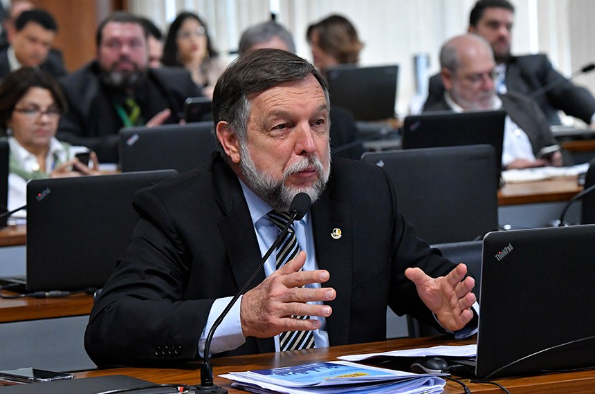 Comiss&atilde;o de Constitui&ccedil;&atilde;o, Justi&ccedil;a e Cidadania (CCJ) realiza audi&ecirc;ncia p&uacute;blica interativa para instruir a PEC 6/2019 que modifica o sistema de previd&ecirc;ncia social, estabelece regras de transi&ccedil;&atilde;o e disposi&ccedil;&otilde;es transit&oacute;rias, e d&aacute; outras provid&ecirc;ncias.  Em pronunciamento, &agrave; bancada, senador Fl&aacute;vio Arns (Rede-PR).   Foto: Geraldo Magela/Ag&ecirc;ncia Senado