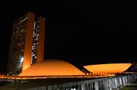 Congresso é iluminado na cor laranja em alerta sobre a esclerose múltipla