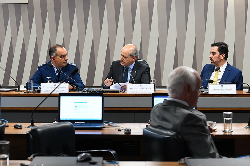 O gerente do Projeto KC-390, coronel Aviador Carlos Eduardo Coelho (esq.) e o gerente de Regulamentos Aeronáuticos da Embraer, Alexandre Bianchi (dir.) participaram de reunião presidida pelo relator da MP, deputado Gustavo Fruet