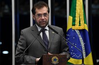 Plínio critica declarações de Macron sobre queimadas na Amazônia