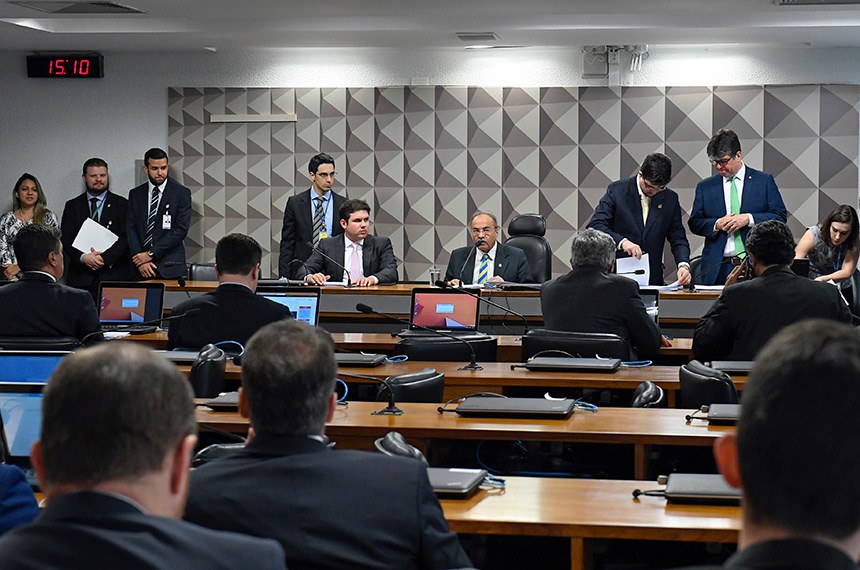 O senador Chico Rodrigues (à mesa, ao centro) é o presidente da comissão que analisa a medida provisória