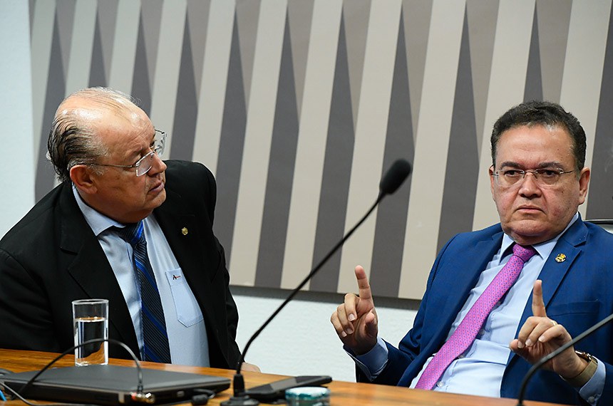 O relator, senador Roberto Rocha (PSDB-MA), deu entrevista coletiva acompanhado do autor da PEC, o ex-deputado Luiz Carlos Hauly, à esquerda