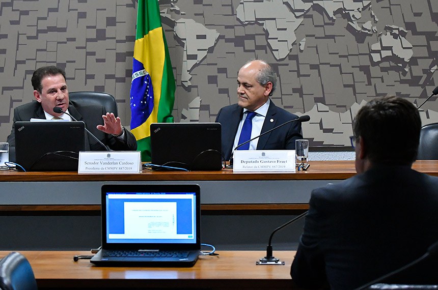 O relatório favorável ao projeto, do deputado Gustavo Fruet (à dir.), foi aprovado na reunião, presidida pelo senador Vanderlan Cardoso