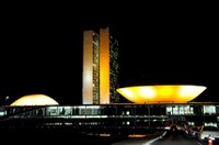 Cúpulas do Congresso são iluminadas de amarelo em apoio à prevenção do suicídio