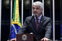 ‘Verborragia de Bolsonaro’ é causa de baixa popularidade, diz Humberto Costa