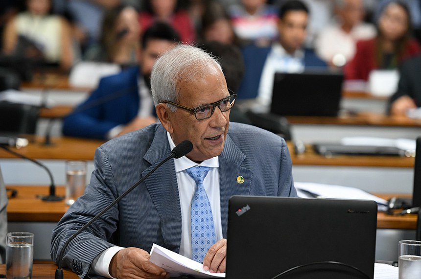 Senador Oriovisto Guimarães apresentou relatório favorável ao projeto na comissão, com emendas de redação