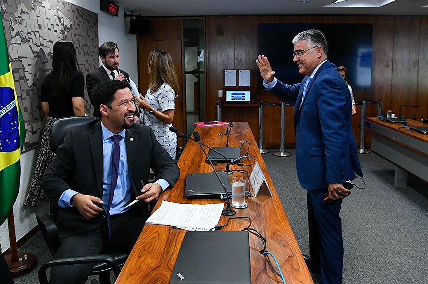 O senador Eduardo Girão cumprimenta o presidente da Comissão de Transparência, Fiscalização e Controle, senador Rodrigo Cunha, ao final da reunião