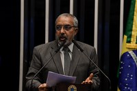 Política de desvalorização do salário mínimo aumentará pobreza, alerta Paim