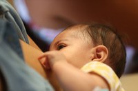 Sancionada lei que garante às mães o direito de amamentar durante concurso 