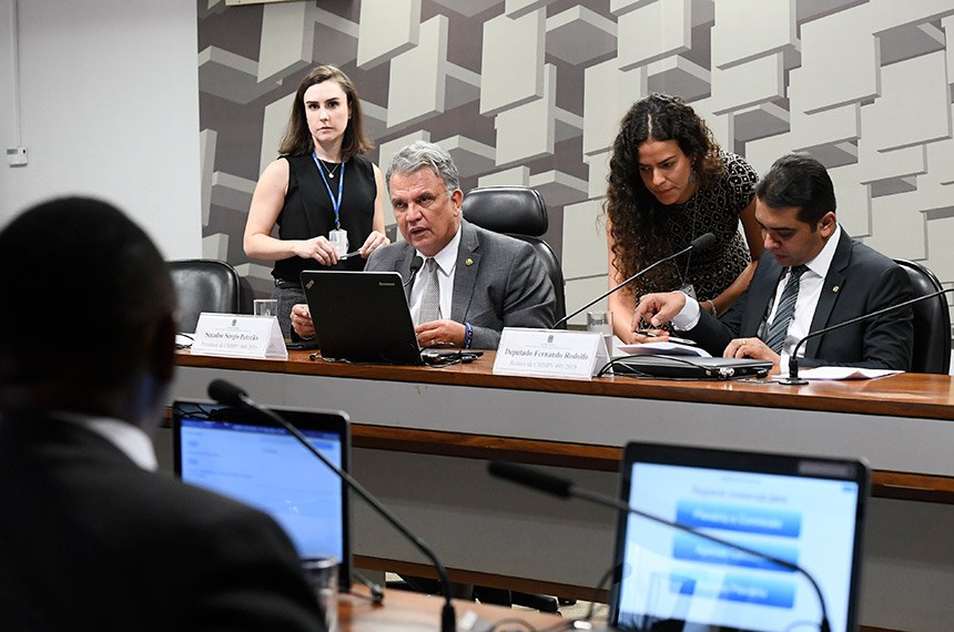 Comissão Mista da Medida Provisória n° 891 de 2019 realiza reunião.  Mesa: presidente da CMMP 891/2019, senador Sérgio Petecão (PSD-AC); relator da CMMPV 891/2019, deputado Fernando Rodolfo (PL-PE).  Foto: Marcos Oliveira/Agência Senado