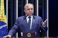 Izalci lamenta morte de padre Casemiro 