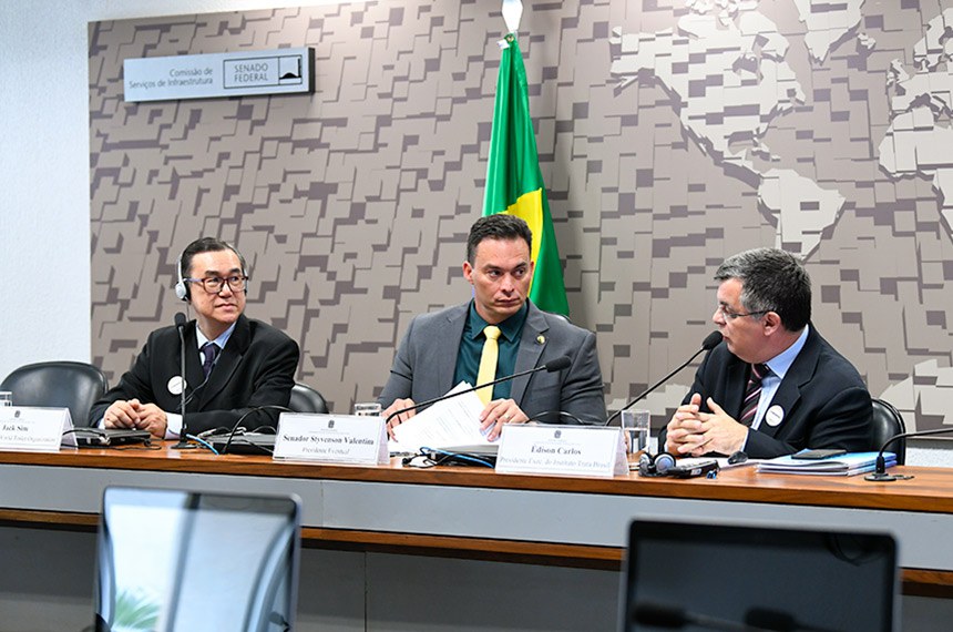 Comissão de Serviços de Infraestrutura (CI) realiza audiência pública para debater a Realização da Primeira Edição do World Toilet Summit na América Latina.  Mesa: fundador do World Toilet Organization, Jack Sim; presidente eventual da CI, senador Styvenson Valentim (Podemos-RN); presidente Executivo do Instituto Trata Brasil, Édison Carlos.  Foto: Jane de Araújo/Agência Senado