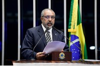 Paulo Paim critica flexibilização dos direitos trabalhistas