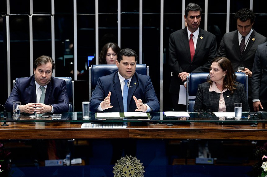 Da esq. para a dir.: deputado Rodrigo Maia, presidente da Câmara, senador Davi Alcolumbre, presidente do Senado, e deputada Soraya Santos, primeira-secretária da Câmara
