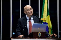 Confúcio Moura pede ao governo que não acabe com escola integral no Brasil