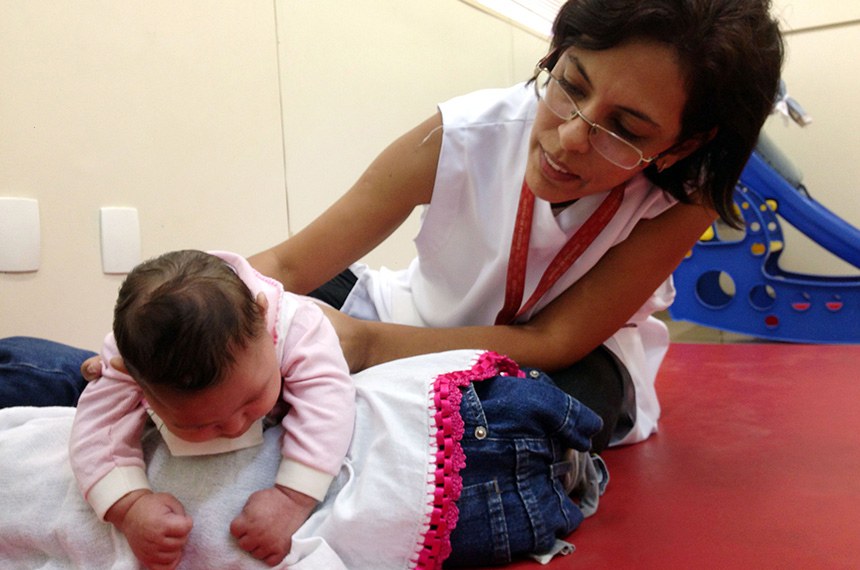 Recife - A fisioterapeuta Cynthia Ximenes da Associação de Assistência à Criança Deficiente (AACD) atende bebês com microcefalia e orienta as mães como fazer os exercícios em casa para melhorar o desenvolvimento das crianças (Sumaia Villela/Agência Brasil)