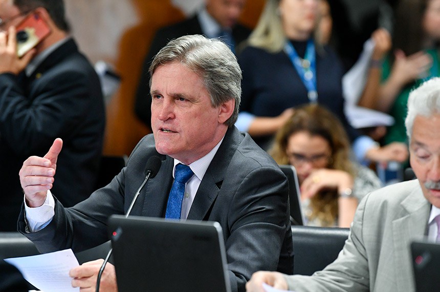 Comiss&atilde;o de Constitui&ccedil;&atilde;o, Justi&ccedil;a e Cidadania (CCJ) realiza reuni&atilde;o deliberativa com 28 itens. Entre eles, o PLS 170/2014, que estabelece quarentena para ministro do Tribunal de Contas da Uni&atilde;o (TCU) que deixar o cargo.   Em pronunciamento, &agrave; bancada, senador D&aacute;rio Berger (MDB-SC).  Foto: Jane de Ara&uacute;jo/Ag&ecirc;ncia Senado