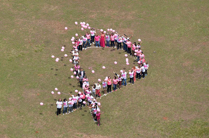 Mulheres da associação Recomeçar fazem ato em frente ao Congresso