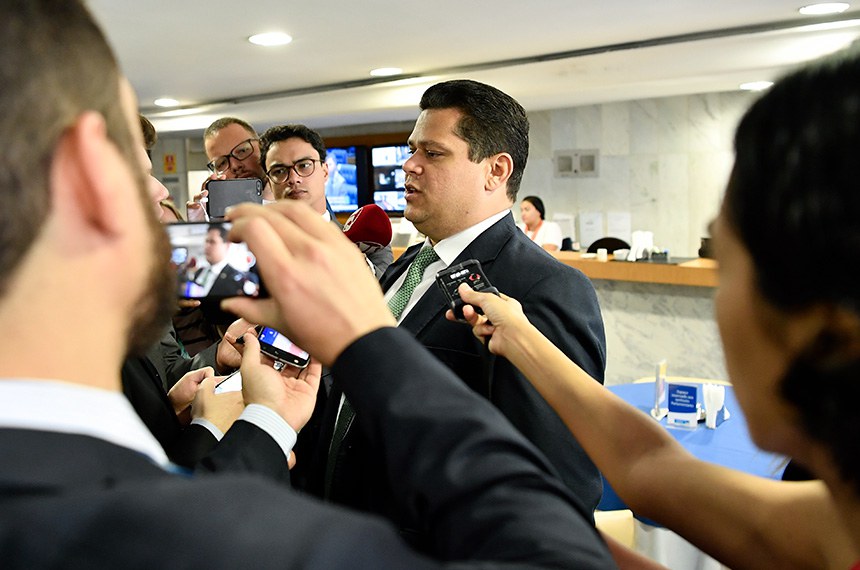 Senador Davi Alcolumbre concedeu entrevista momentos antes de se dirigir à Base Aérea de Brasília e assumir a Presidência da República