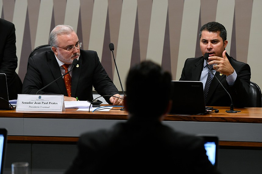 O senador Marcos Rogério (ao microfone) é presidente da CI e relator do projeto que permite portabilidade da conta de luz. Já o senador Jean Paul Prates relata a proposta que muda regulamentação de ferrovias