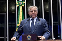 Izalci pede apoio a projeto que aumenta em R$9 bi verbas para a educação