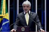 Reformas implementadas pelo governo aumentarão a pobreza e desigualdade, diz Humberto Costa