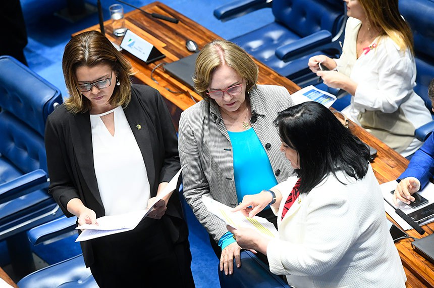 As senadoras Leila Barros (PSB-DF), Zenaide Maia (Pros-RN) e Rose de Freitas (Podemos-ES) discutem a criação de frentes parlamentares