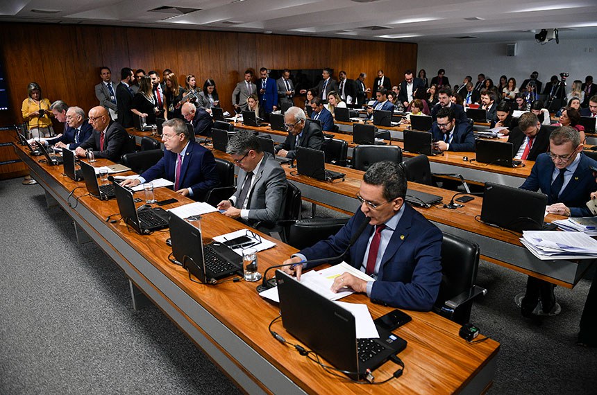 Comissão de Constituição, Justiça e Cidadania (CCJ) realiza reunião deliberativa com 36 itens. Entre eles, a PEC 10/2019, que trata de retenção do Fundo de Participação dos Estados e do Distrito Federal (FPE) pela União.   Bancada:  senador Dário Berger (MDB-SC);  senador Arolde de Oliveira (PSD-RJ);  senador Esperidião Amin (PP-SC);  senador Antonio Anastasia (PSDB-MG);  senador Alessandro Vieira (Cidadania-SE);  senador Mecias de Jesus (Republicanos-RR) - em pronunciamento;  senador Lasier Martins (Podemos-RS);  senador Oriovisto Guimarães (Podemos-PR);  senador Fabiano Contarato (Rede-ES).  Foto: Pedro França/Agência Senado