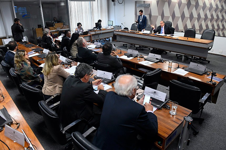 O presidente do CCS, Murillo de Aragão, comanda reunião do colegiado, em agosto 