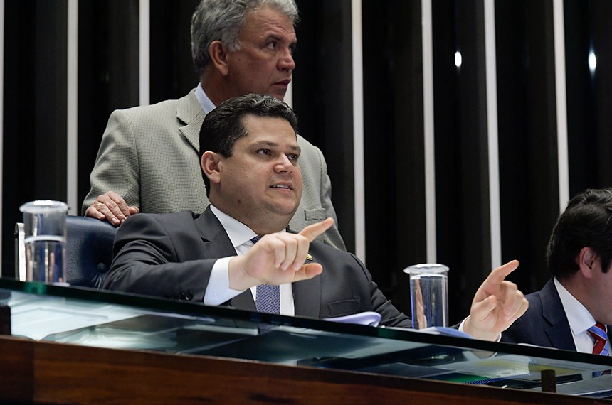 Plenário do Senado Federal durante sessão deliberativa ordinária. Em pronunciamento, presidente do Senado Federal, senador Davi Alcolumbre (DEM-AP) à mesa.] Foto: Waldemir Barreto/Agência Senado