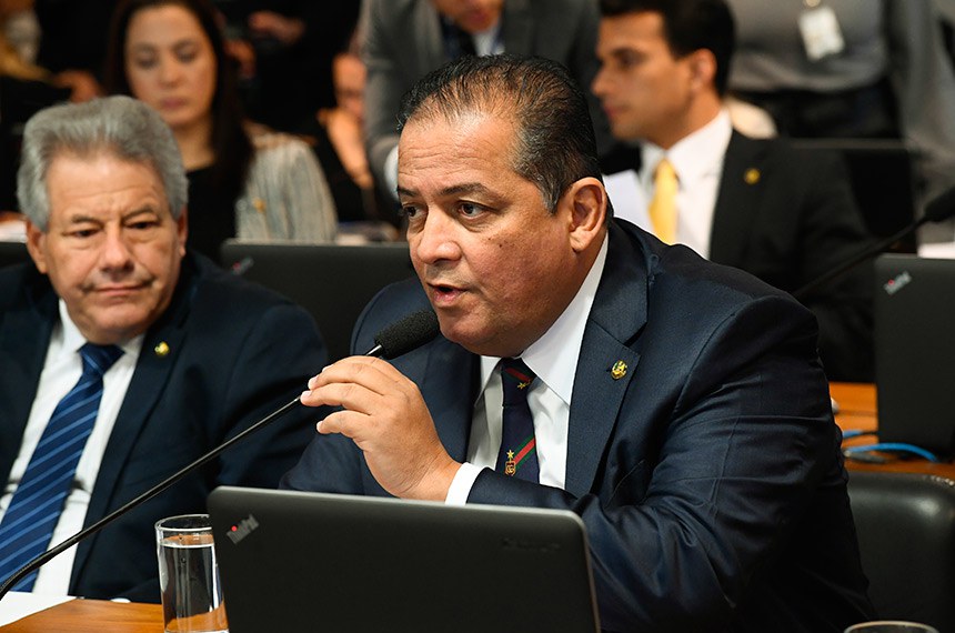 Líder do governo no Congresso, o senador Eduardo Gomes assina a PEC que prevê alterações na aplicação dos recursos orçamentários pelos estados e municípios