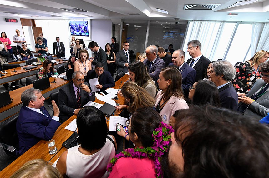 Comissão de Educação, Cultura e Esporte (CE) realiza reunião com 13 itens. Entre eles, o PL 5.695/2019, que transfere a cota da União do salário educação para estados e municípios.  Senadores  Izalci Lucas (PSDB-DF) e Paulo Paim (PT-RS) à bancada conversa com convidados e participantes durante reunião.  Foto: Edilson Rodrigues/Agência Senado