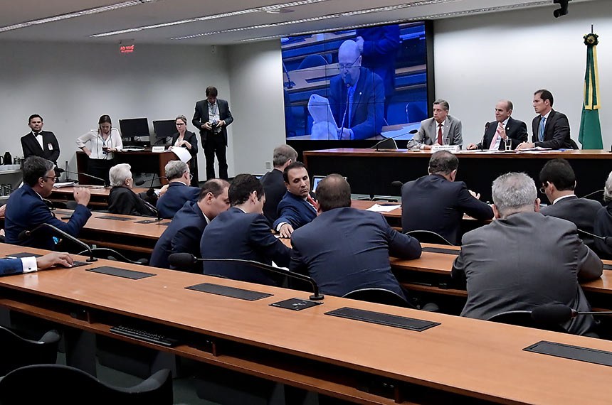 Comissão Mista de Planos, Orçamentos Públicos e Fiscalização (CMO) realiza reunião com 12 itens. Na pauta, projetos de abertura de crédito para diversos órgãos públicos. Mesa: deputado Dagoberto Nogueira (PDT-MS); presidente da CMO, senador Marcelo Castro (MDB-PI); secretário da CMO, Walbinson Tavares de Araújo. Foto: Waldemir Barreto/Agência Senado