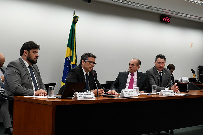 As comissões, Comissão Mista de Planos, Orçamentos Públicos e Fiscalização (CMO); Comissão de Assuntos Econômicos (CAE) e Comissão de Transparência, Governança, Fiscalização e Controle e Defesa do Consumidor (CTFC) realizam audiência conjunta para avaliação do cumprimento das metas das políticas monetária, creditícia e cambial.  Mesa: chefe do departamento de contabilidade, orçamentária e execução financeira do Banco Central (Bacen), Arthur Andrade; presidente do Banco Central do Brasil (Bacen), Roberto Campos Neto; presidente da CMO, senador Marcelo Castro (MDB-PI); presidente da Comissão de Finanças e Tributação da Câmara dos Deputados, deputado Sergio Souza (MDB-PR).  Foto: Roque de Sá/Agência Senado