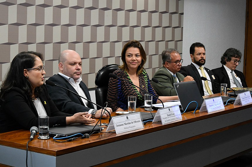 Em pronunciamento, a psiquiatra Josianne Martins de Oliveira; a senadora Leila Barros (3ª à dir.) presidiu a audiência pública 