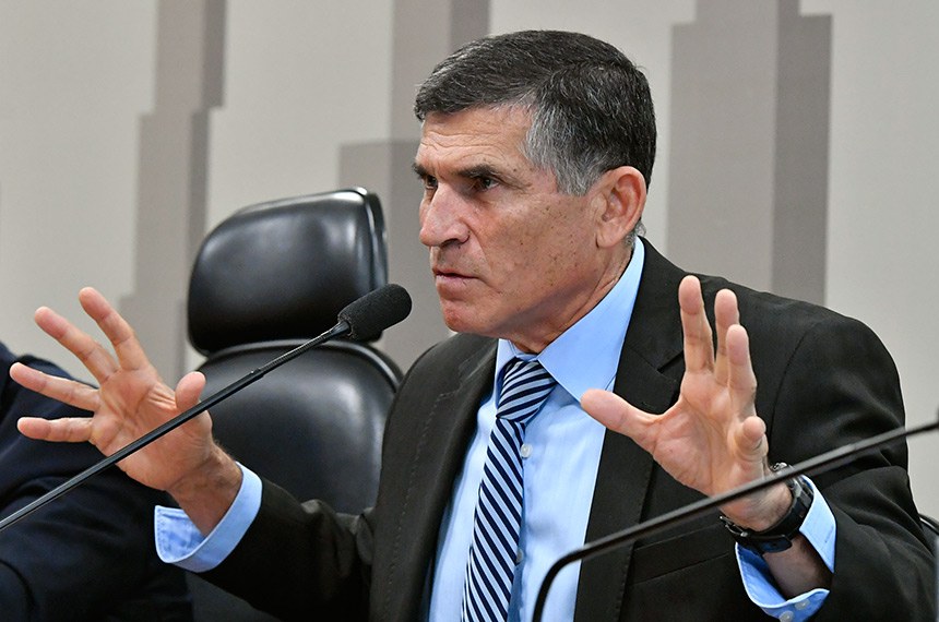 Comissão de Transparência, Governança, Fiscalização e Controle e Defesa do Consumidor (CTFC) realiza audiência pública para ouvir ministro-chefe da Secretaria de Governo da Presidência da República, a fim de prestar informações a respeito de vídeo que faz apologia ao golpe militar de 1964. À mesa, em pronunciamento, ministro-chefe da Secretaria de Governo da Presidência da República, Carlos Alberto dos Santos Cruz. Foto: Geraldo Magela/Agência Senado