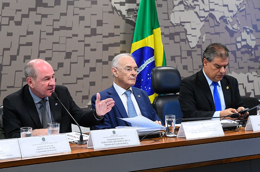 Comissão de Relações Exteriores e Defesa Nacional (CRE) realiza audiência pública interativa com o objetivo de aprimorar o diálogo acerca do PL 1645 de 2019, que trata das alterações no estatuto e na Previdência dos militares das Forças Armadas. Mesa: ministro da Defesa, general Fernando Azevedo e Silva; senador Arolde de Oliveira (PSD-RJ); presidente da CRE, senador Nelsinho Trad (PSD-MS). Foto: Marcos Oliveira/Agência Senado