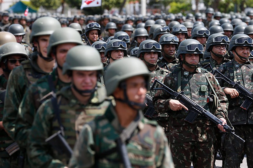 Tropas do Exército em desfile no Rio de Janeiro: militares com patentes mais altas terão reajustes maiores em seus soldos