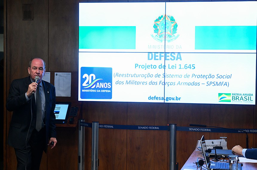 Na CRE, o ministro da Defesa, general Fernando Azevedo e Silva, destacou que a carreira tem defasagens salariais desde 2001 e comparou os salários dos militares aos de servidores civis