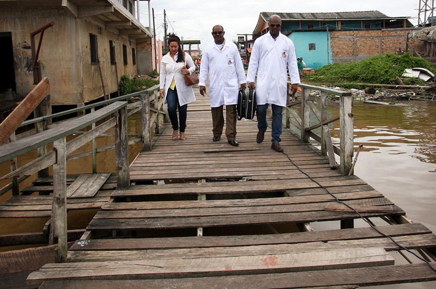 Profissionais do Mais Médicos em atendimento na Ilha do Marajó, no Pará